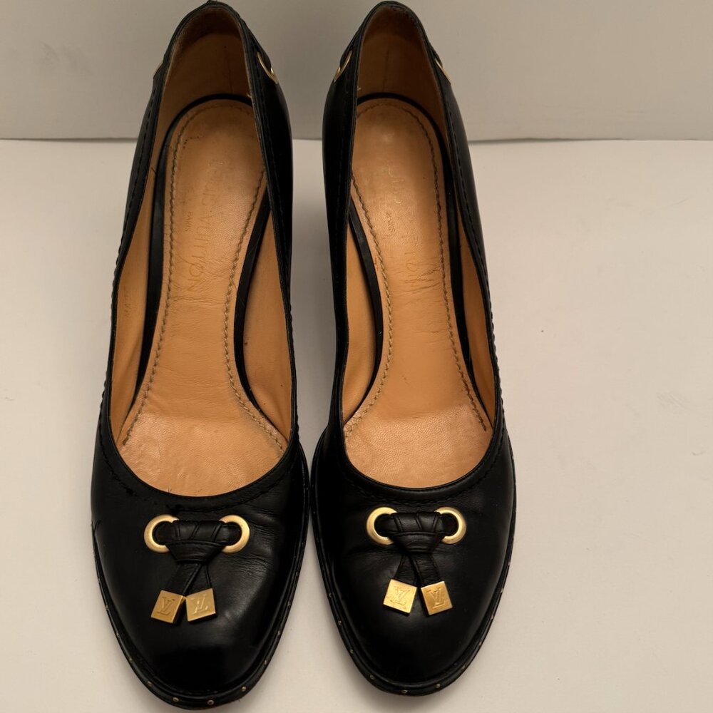 Louis Vuitton black pumps with gold logo detail in toe and heel amazing shoes !